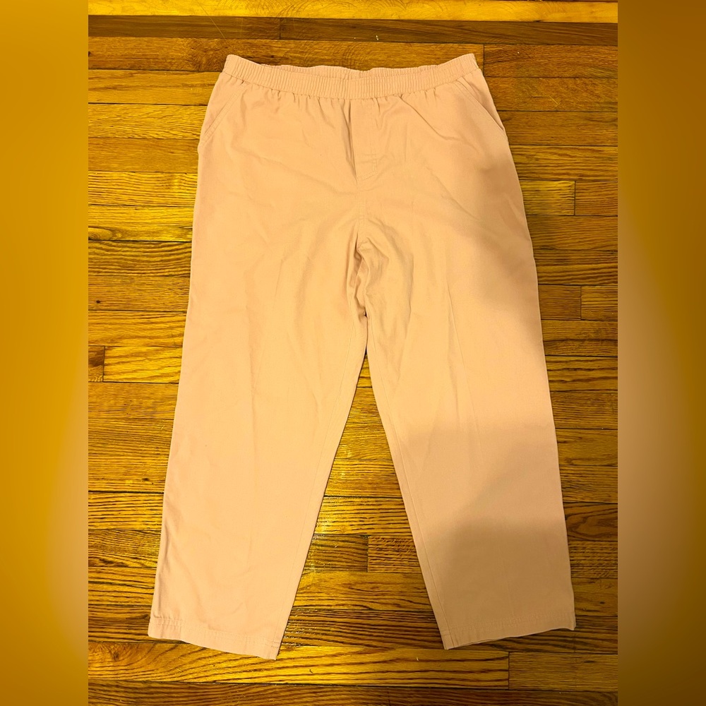 Pink pants with elastic waistband and pockets